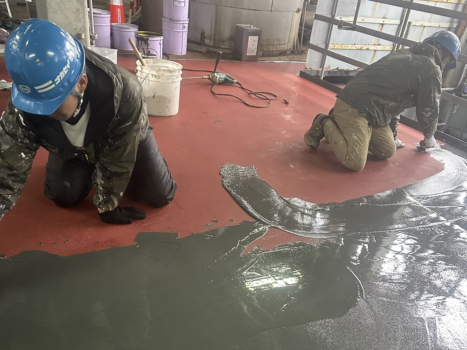 工場床のRSJ重防食塗装工事の施工の様子