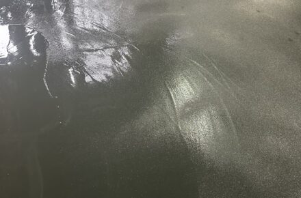 工場床のRSJ重防食塗装工事の施工の様子