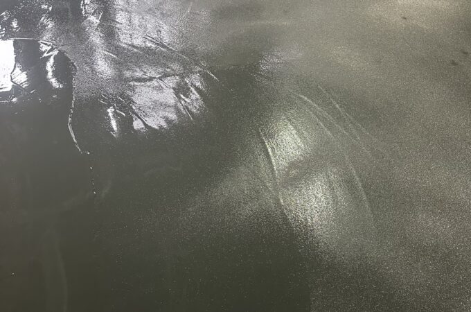 工場床のRSJ重防食塗装工事の施工の様子