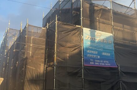 足場組立の施工現場風景