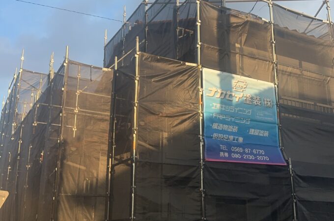 足場組立の施工現場風景